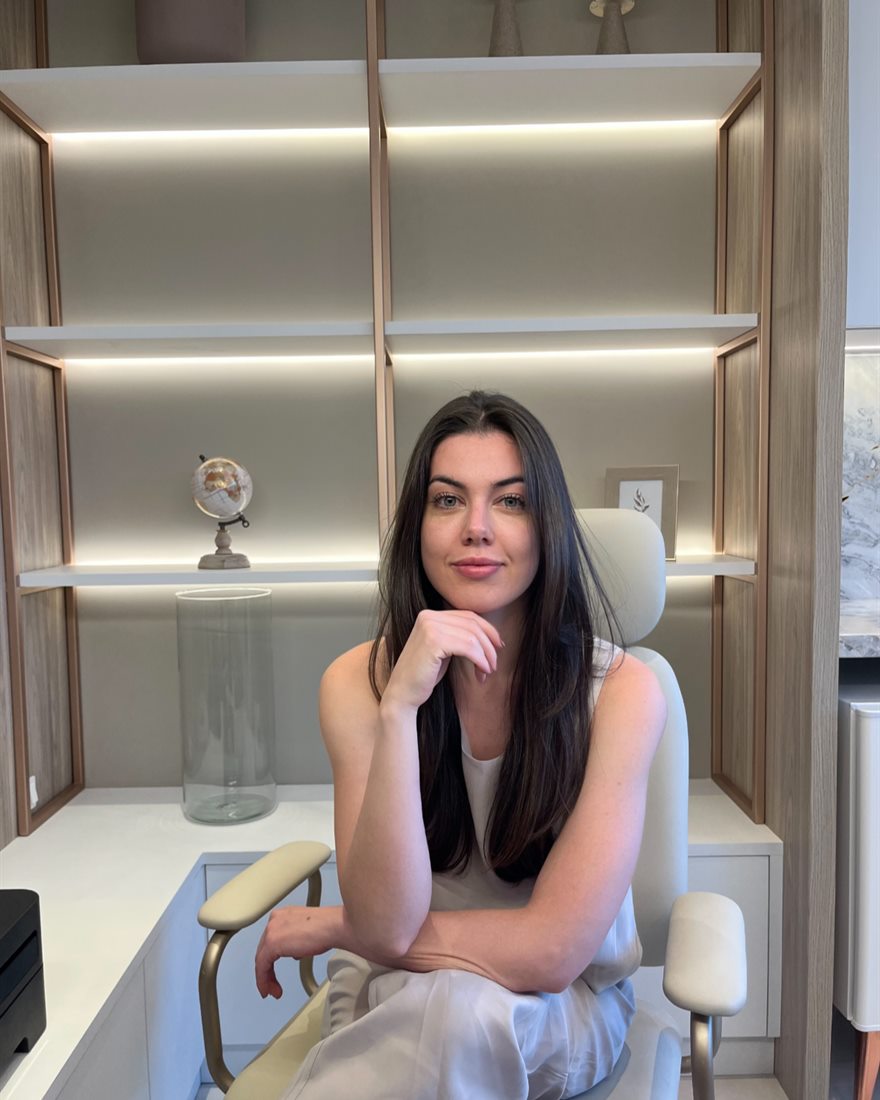 Dra. Danielle Melo Oliveira no consultório